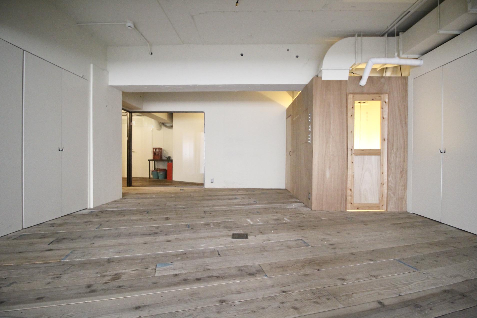 神戸市中央区山本通の賃貸物件/ムキ出しの天井に足場板の床、合板の個室。＊掲載写真は前回募集時（2021.4月）のものです。