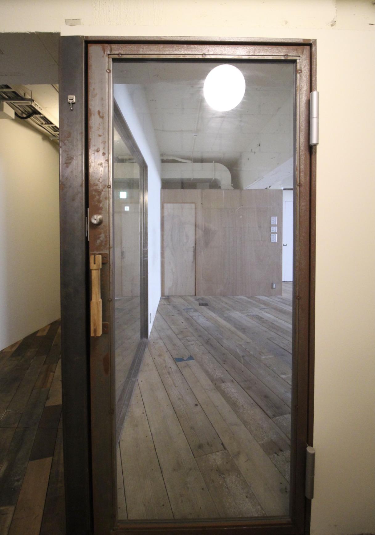 神戸市中央区山本通の賃貸物件/いい味が出てきている無塗装のアイアン入口ドア＊掲載写真は前回募集時（2021.4月）のものです。