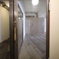 神戸市中央区山本通の賃貸物件/いい味が出てきている無塗装のアイアン入口ドア＊掲載写真は前回募集時（2021.4月）のものです。