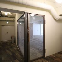 神戸市中央区山本通の賃貸物件/いい味が出てきている無塗装のアイアン入口ドア＊掲載写真は前回募集時（2021.4月）のものです。