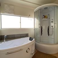 芦屋市東山町の売買物件/浴槽と別にシャワーブースを設置