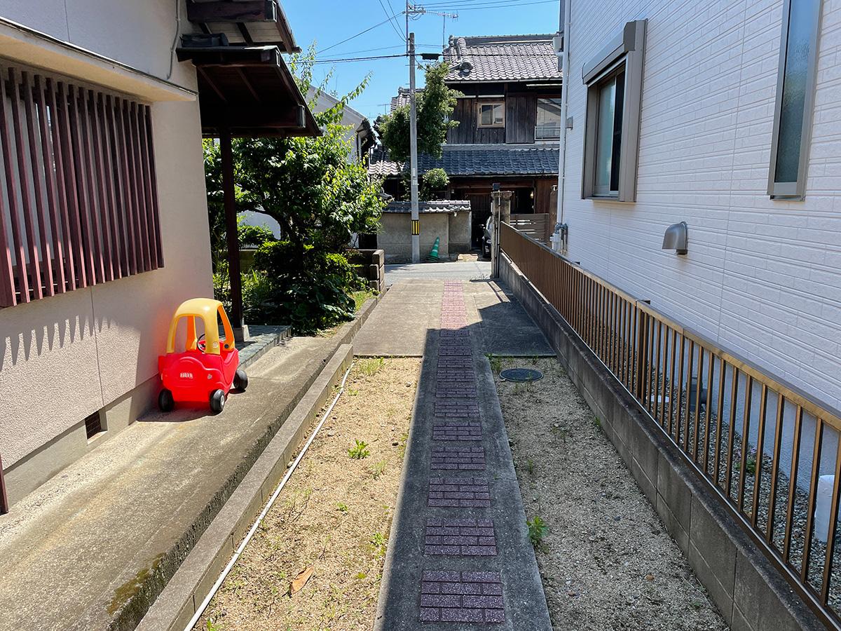 門扉から旧街道(ここが駐車スペースになります)