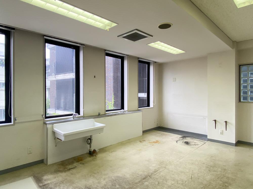 パーテーションを取っ払って、ワンルーム+金庫という部屋にもできます(205号室)