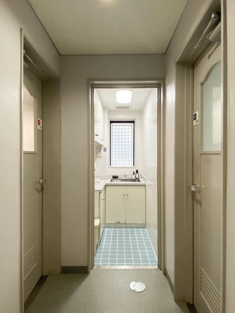 共用の流し台とトイレが1階に