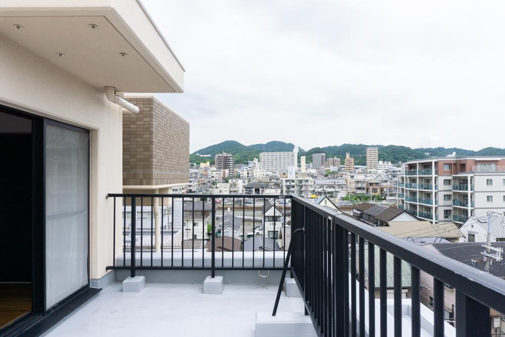 バルコニーからは山並みも見える