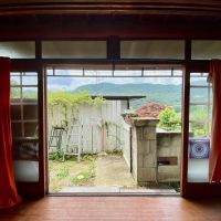 西宮市名塩の賃貸物件/縁側から木塀越しに見える山ってところがミソ。