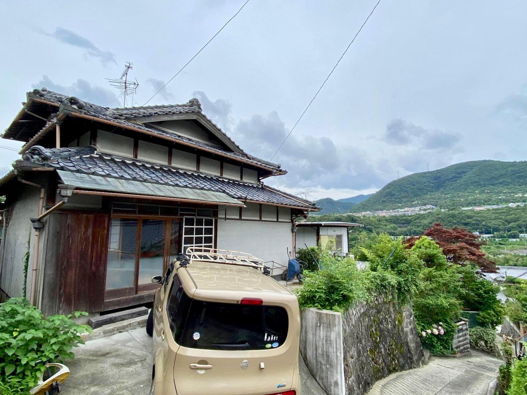 西宮市名塩の賃貸物件/こんなに高台。山と対峙する。