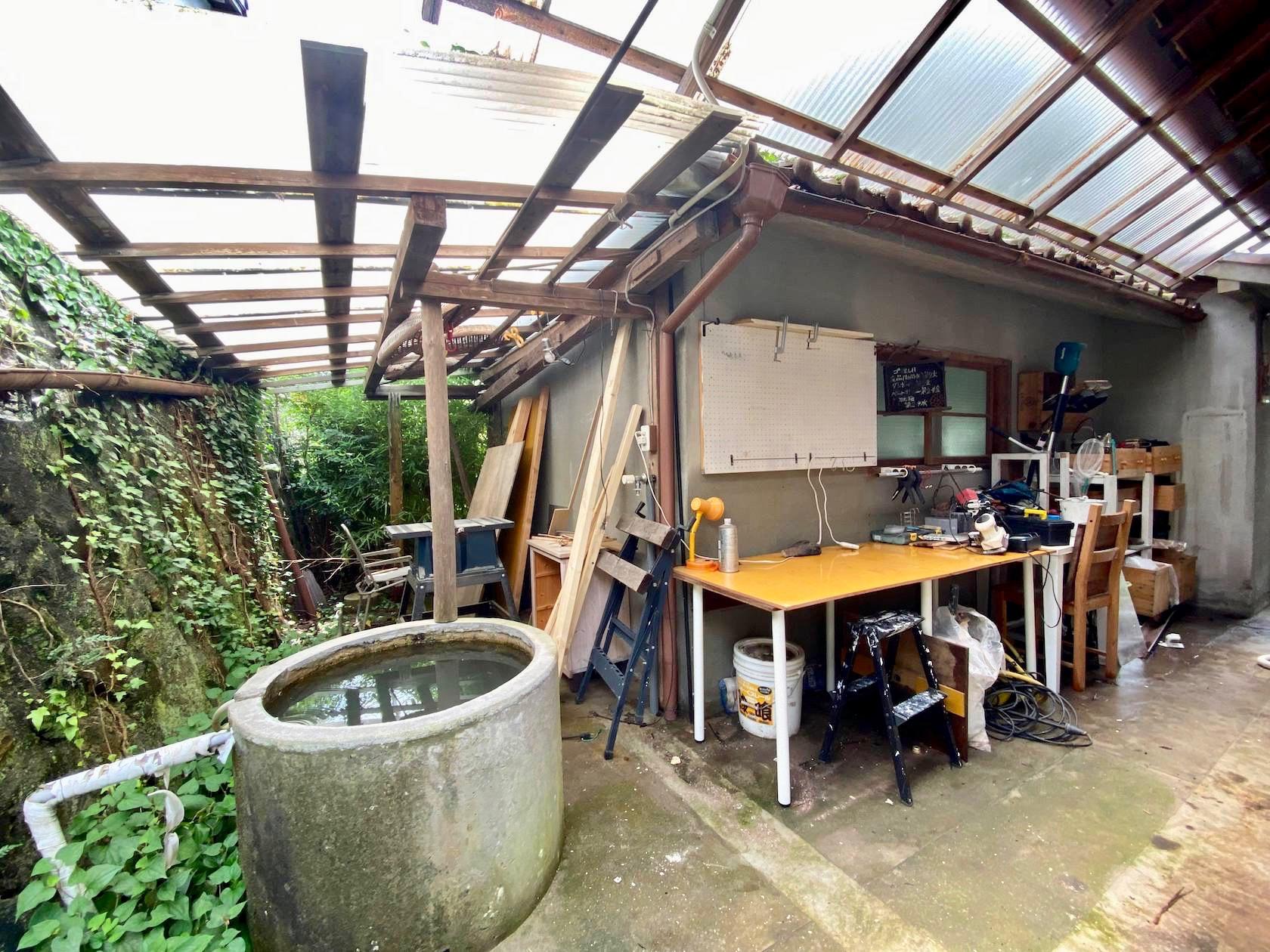 西宮市名塩の賃貸物件/山水を集めるウスとオーナーの作業場。
