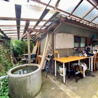 西宮市名塩の賃貸物件/山水を集めるウスとオーナーの作業場。