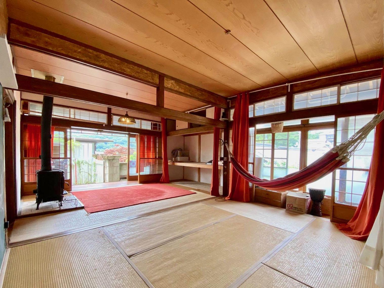 西宮市名塩の賃貸物件/和室の大広間。薪ストーブ、縁側から遠くの山並みを見渡す。