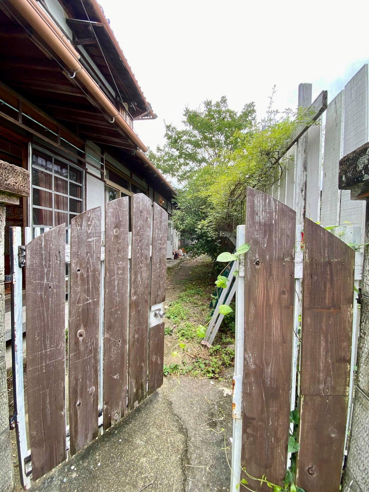 西宮市名塩の賃貸物件/門扉のクラフト感たるや。