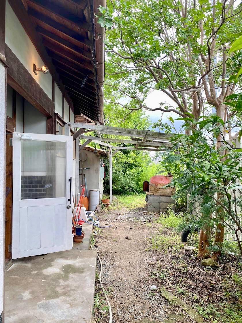 西宮市名塩の賃貸物件/母屋の向こう側に離れと納屋付の農地。