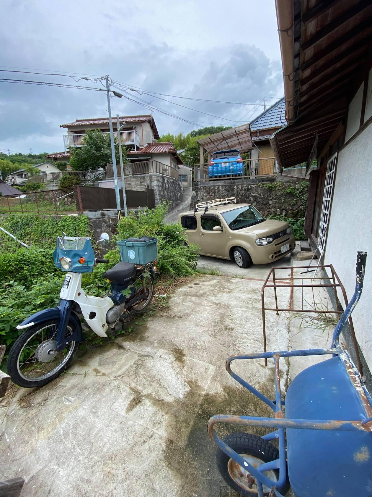 西宮市名塩の賃貸物件/家の脇には車やバイクも置けるちょっとしたスペースも（農地側も駐車場としてご利用頂けます）。
