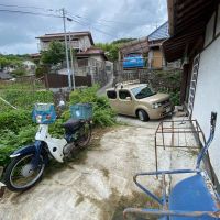 西宮市名塩の賃貸物件/家の脇には車やバイクも置けるちょっとしたスペースも（農地側も駐車場としてご利用頂けます）。