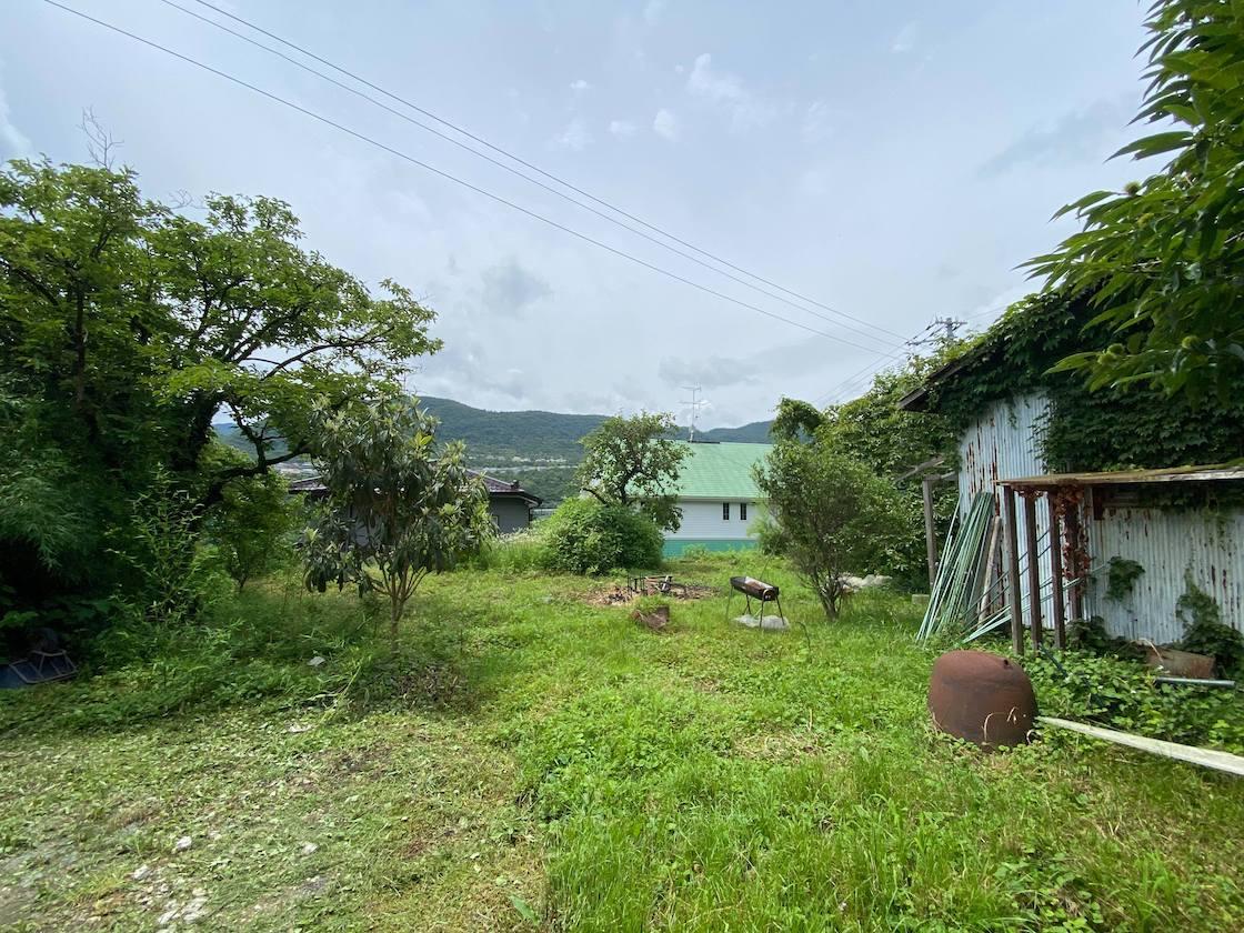 西宮市名塩の賃貸物件/山並みを見渡す高台の農地はそこにいるだけで気持ちがいい。