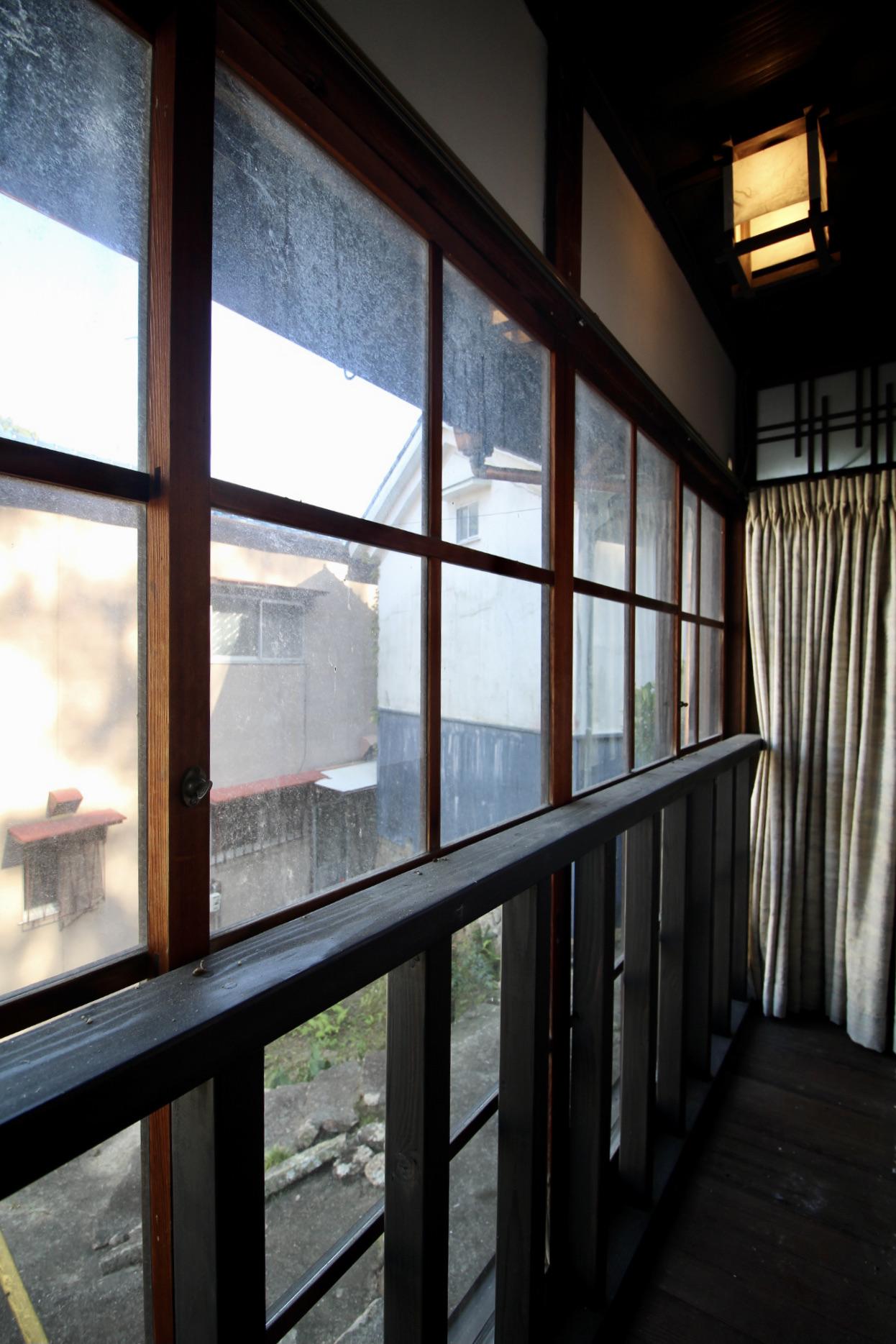 神戸市須磨区妙法寺谷野の賃貸物件/縁側（一部建築当時の木製建具が残る）