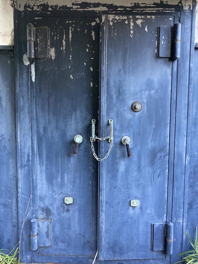 神戸市須磨区妙法寺谷野の賃貸物件/金庫のような頑丈な蔵の扉
