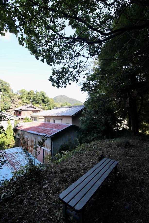 神戸市須磨区妙法寺谷野の賃貸物件/椅子に腰掛けて高取山を眺めながらホッと一息