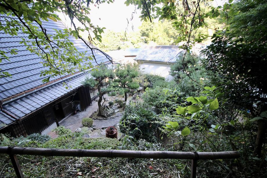神戸市須磨区妙法寺谷野の賃貸物件/竹林の裏山から庭園を望む