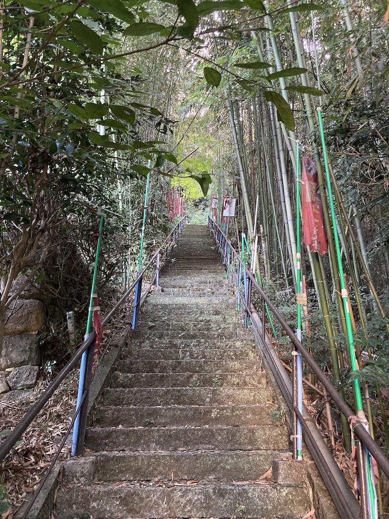 神戸市須磨区妙法寺谷野の賃貸物件/物件すぐ横の寺へと続く階段