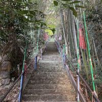 神戸市須磨区妙法寺谷野の賃貸物件/物件すぐ横の寺へと続く階段