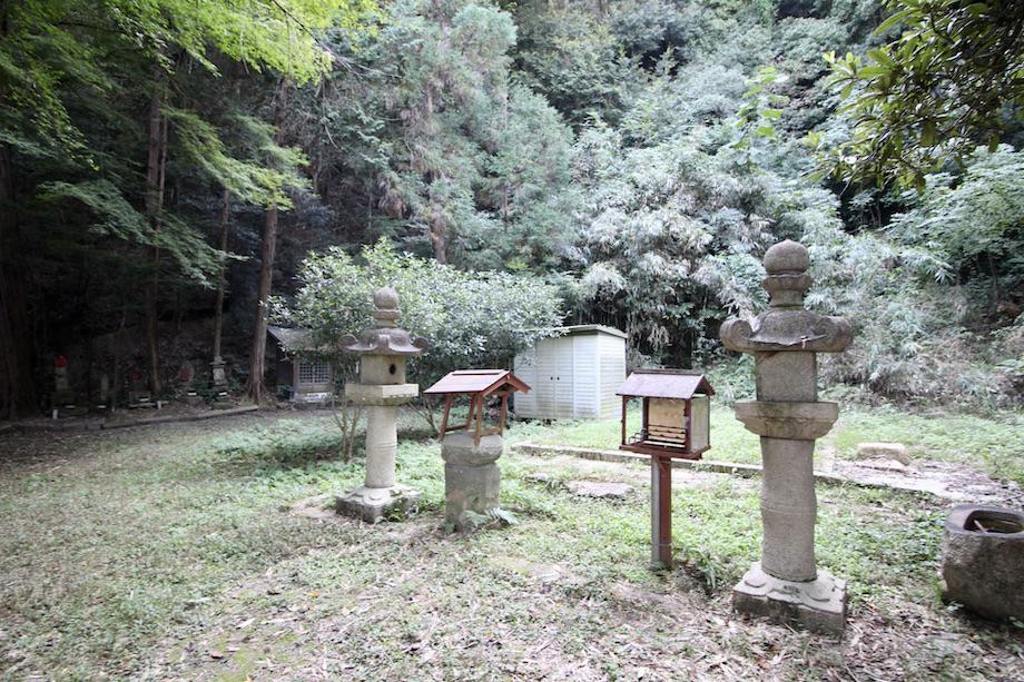 神戸市須磨区妙法寺谷野の賃貸物件/物件すぐ横の階段を登ると、寺跡の空き地となっています（パワースポットのような神聖な雰囲気）