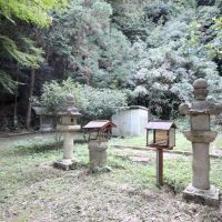 神戸市須磨区妙法寺谷野の賃貸物件/物件すぐ横の階段を登ると、寺跡の空き地となっています（パワースポットのような神聖な雰囲気）