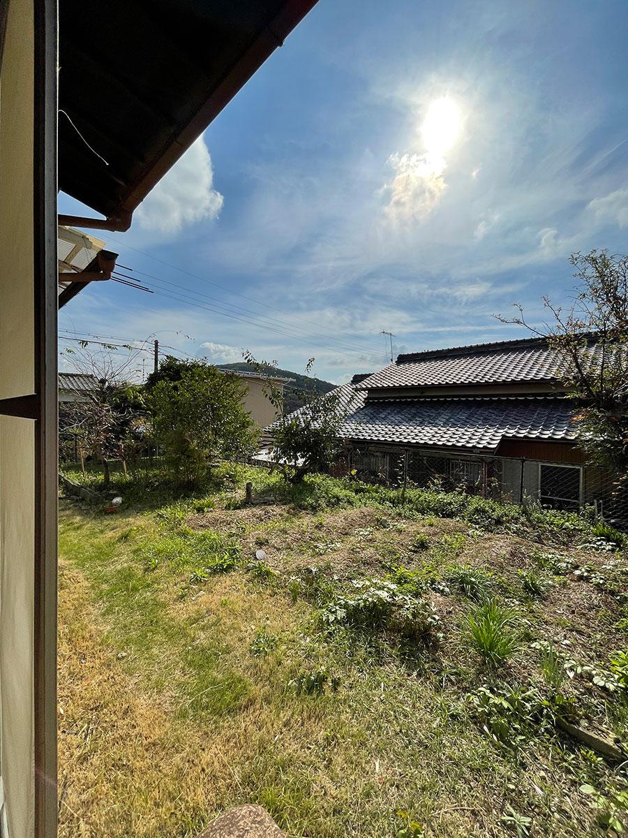 縁側から。遠くに山がちらりと見えます。