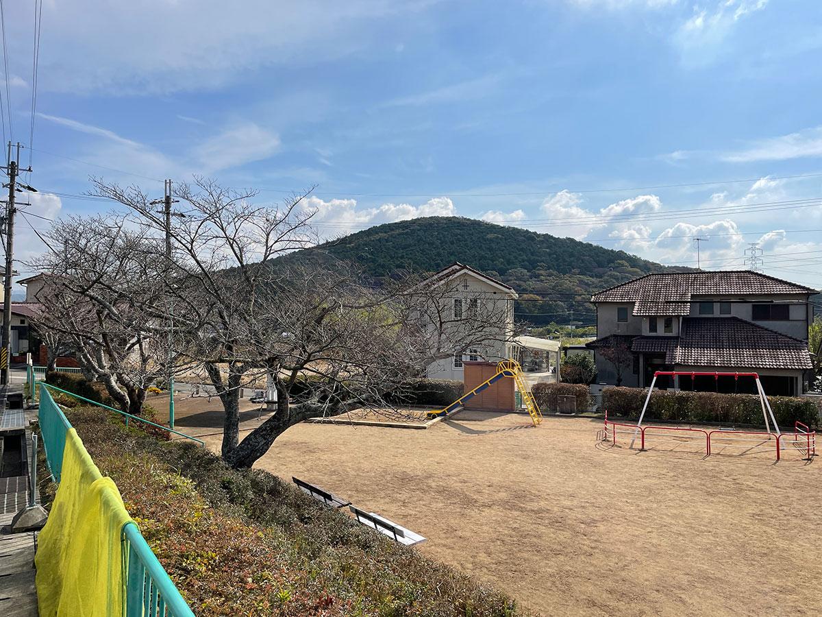 物件近くの公園と山