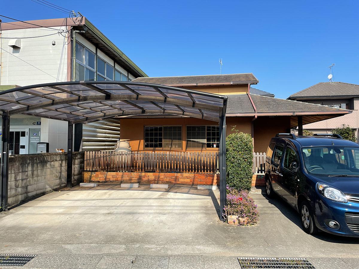 陶房外観、奥に家屋があります。