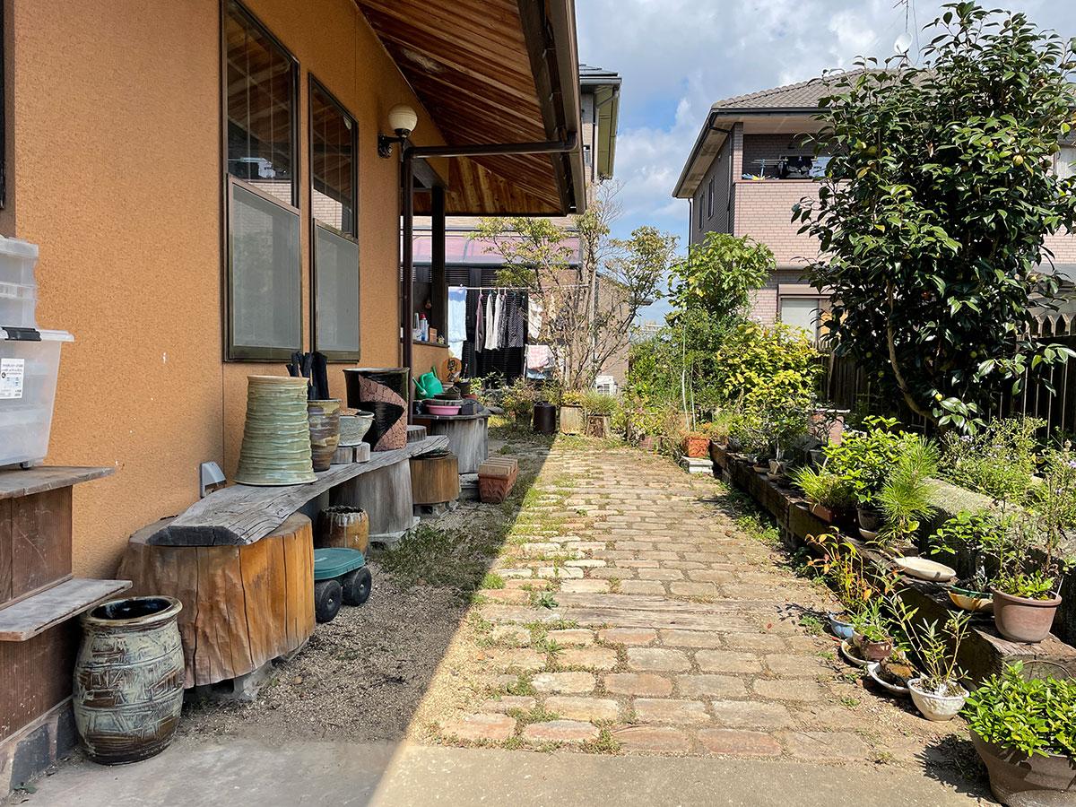 陶房の横の石畳を通り家屋へ