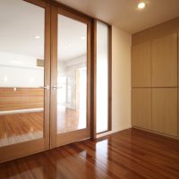 神戸市中央区北野町の賃貸物件/ガラス戸に造作棚も美しいデザイン