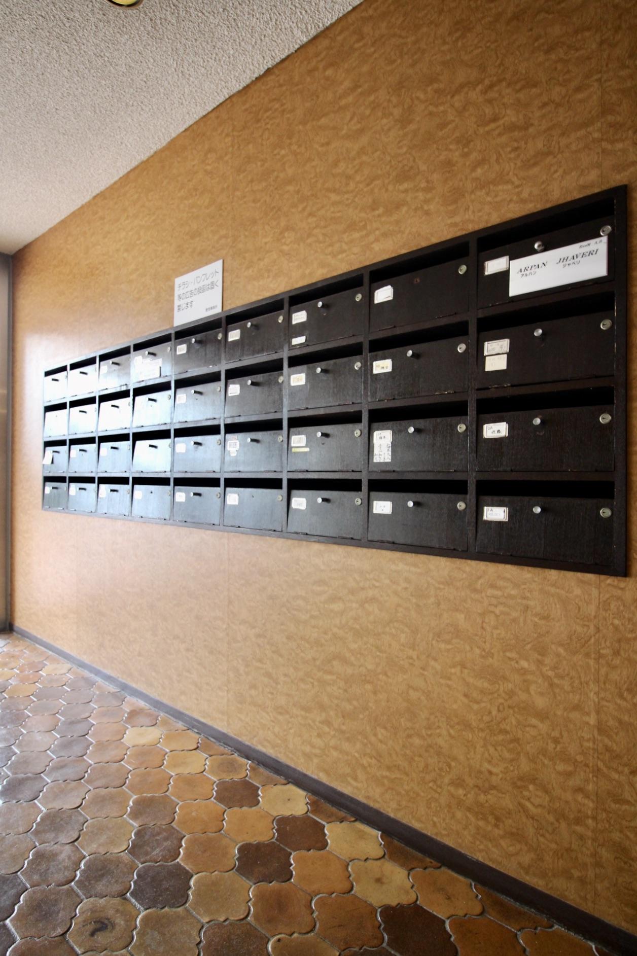 神戸市中央区北野町の賃貸物件/木製ポストもレトロ