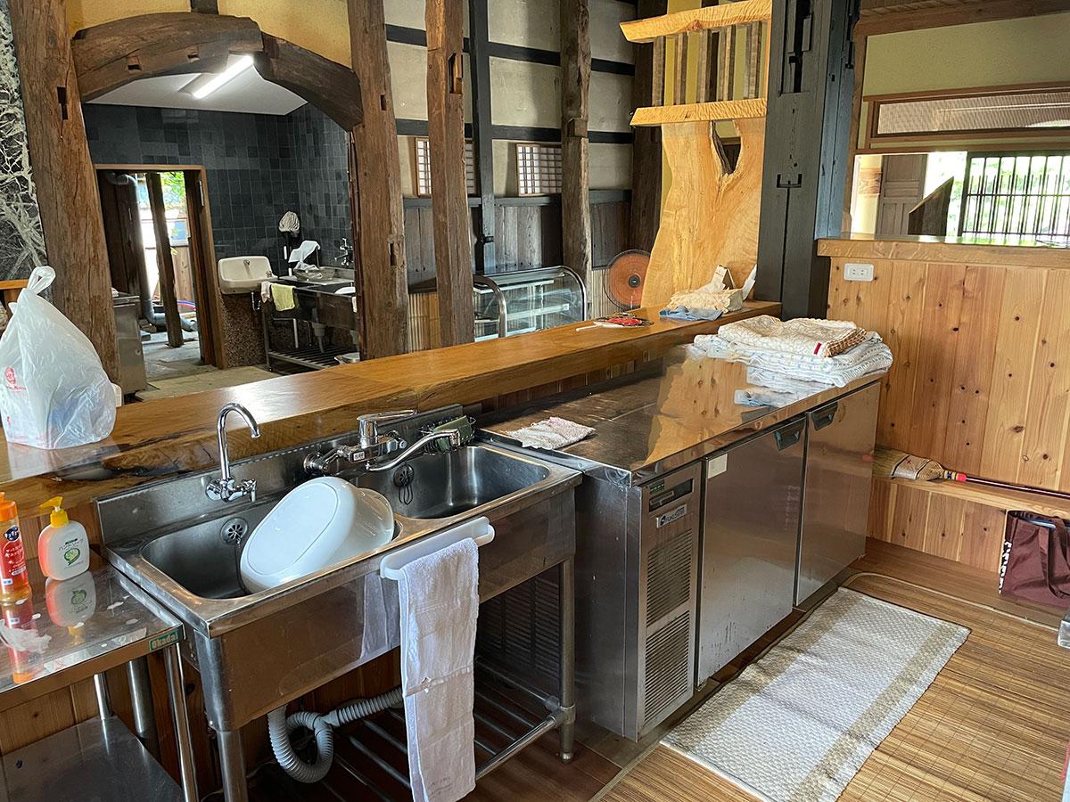母屋のキッチン