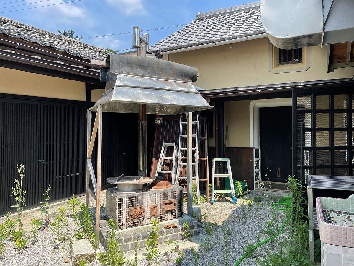 中庭にはおくどさん、米炊きたい