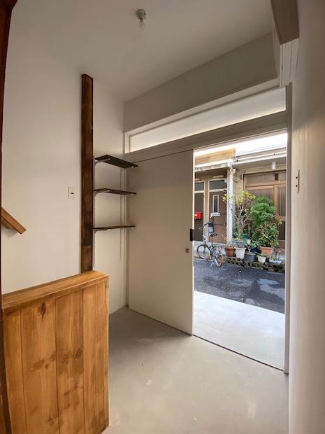 尼崎市杭瀬南新町の賃貸物件/玄関扉を開けると、路地すら家の一部に思えてくる。