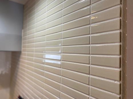 宝塚市高司の賃貸物件/タイルの色味や質感が自然素材に馴染む