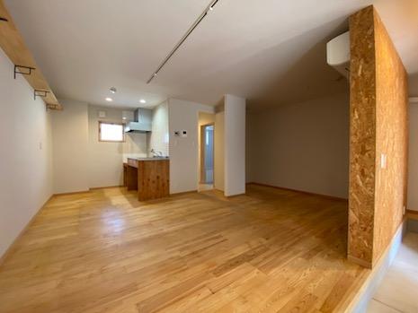 宝塚市高司の賃貸物件/玄関入るとゆるく仕切れそうなワンルーム空間が現れる