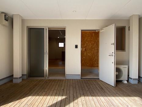 宝塚市高司の賃貸物件/玄関前のデッキコートは住人やイベント時の憩いの場