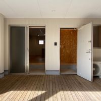 宝塚市高司の賃貸物件/玄関前のデッキコートは住人やイベント時の憩いの場