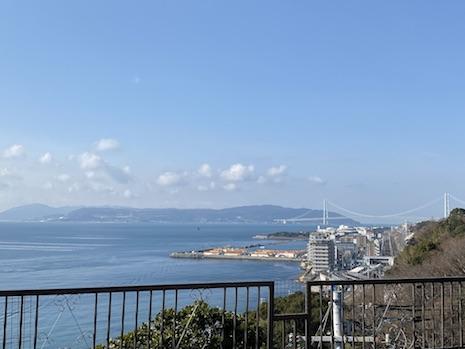 神戸市垂水区塩屋町の売買物件/1階下段の庭から。海の向こうに明石海峡大橋と淡路島のダイナミックな景色。