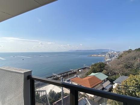 神戸市垂水区塩屋町の売買物件/2階リビングから気分爽快なバルコニーへ。