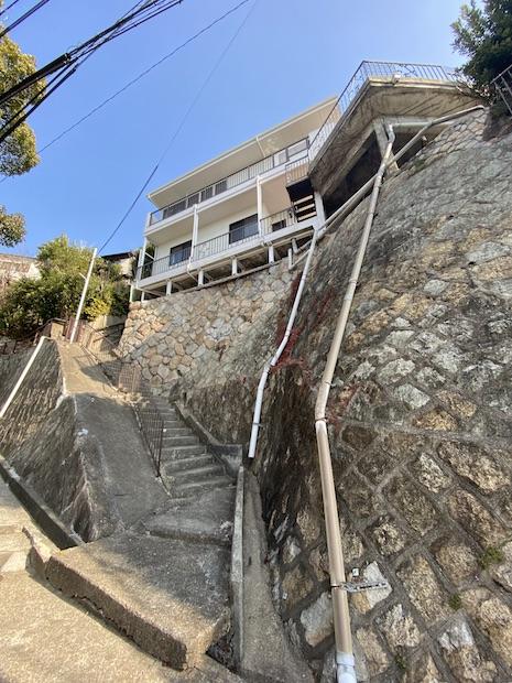 神戸市垂水区塩屋町の売買物件/高台にそびえ立つ。