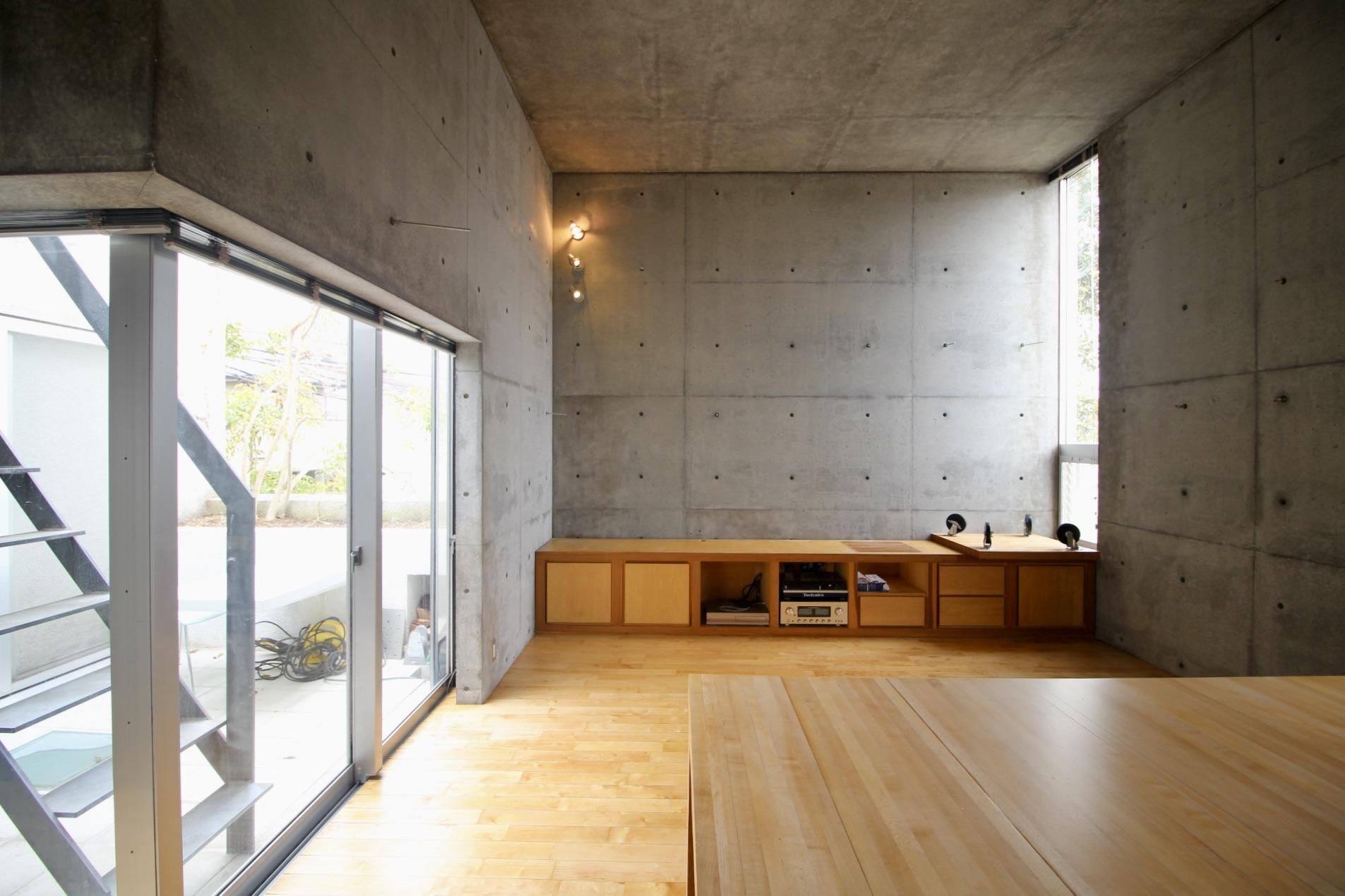 芦屋市西山町の賃貸物件/LDKと繋がるルーフテラスから光が差し込み緑を取り込みます