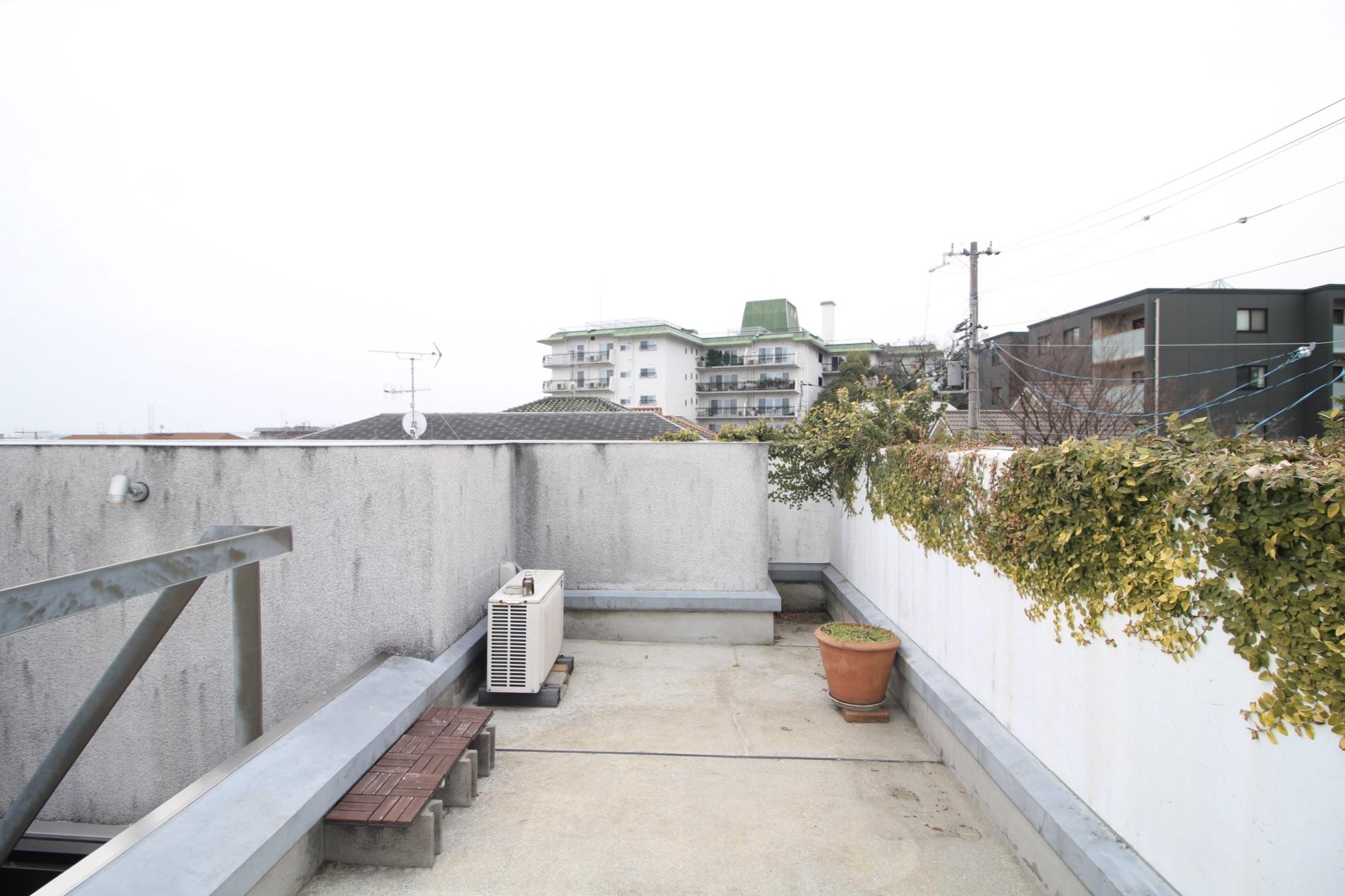 芦屋市西山町の賃貸物件/屋上をグリーンでいっぱいにするのもいいな