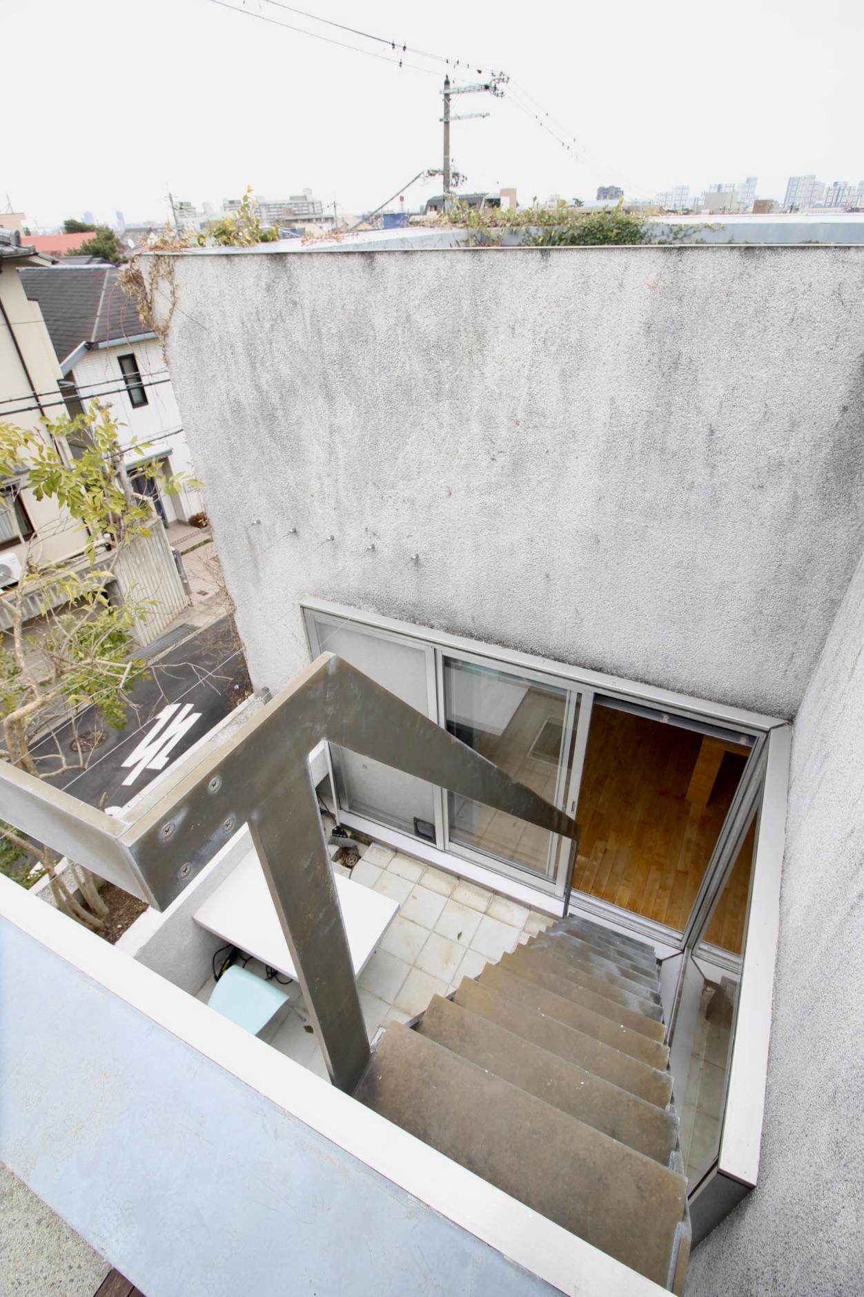 芦屋市西山町の賃貸物件/屋上からルーフテラスを見下ろす