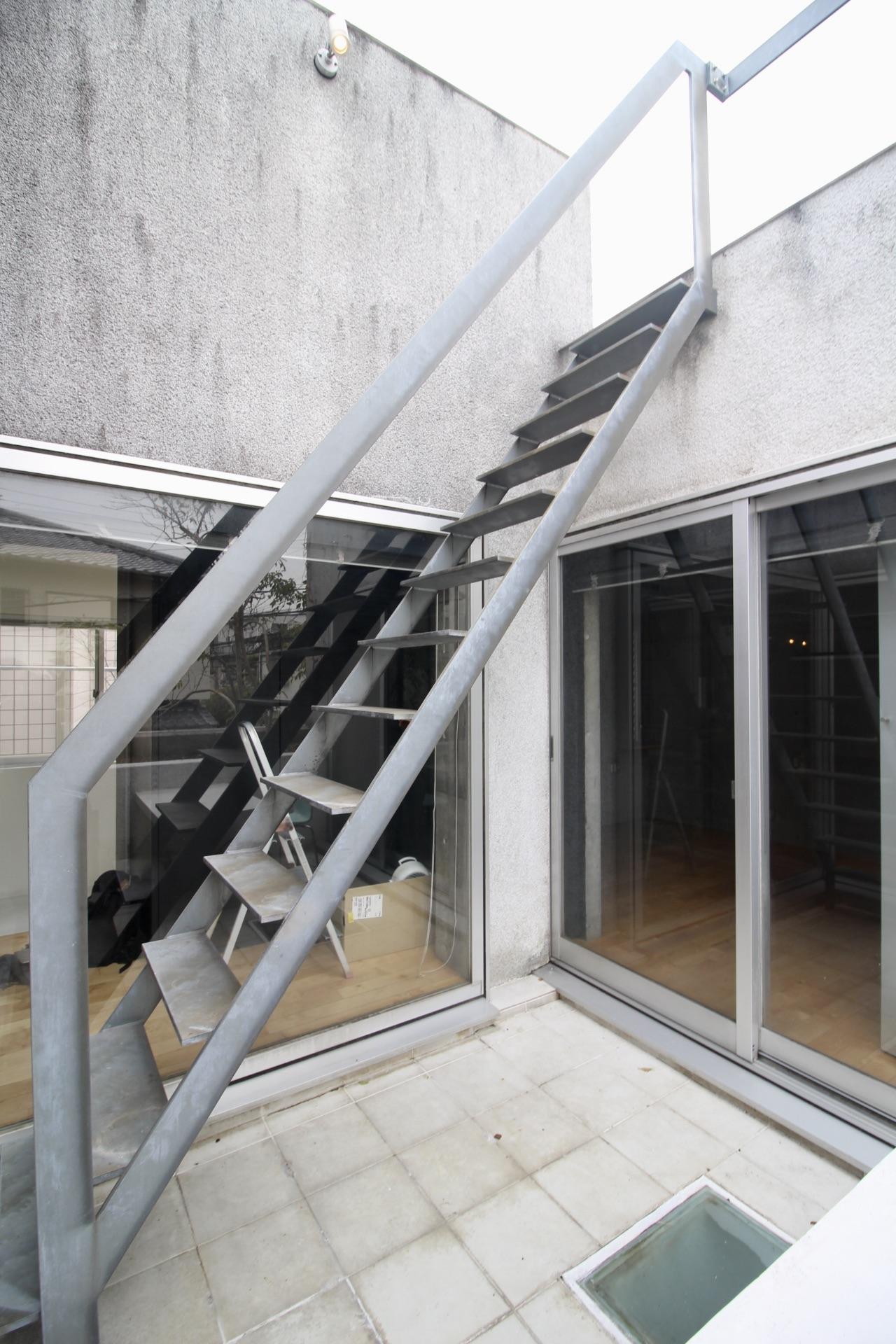 芦屋市西山町の賃貸物件/屋上へと上がる階段