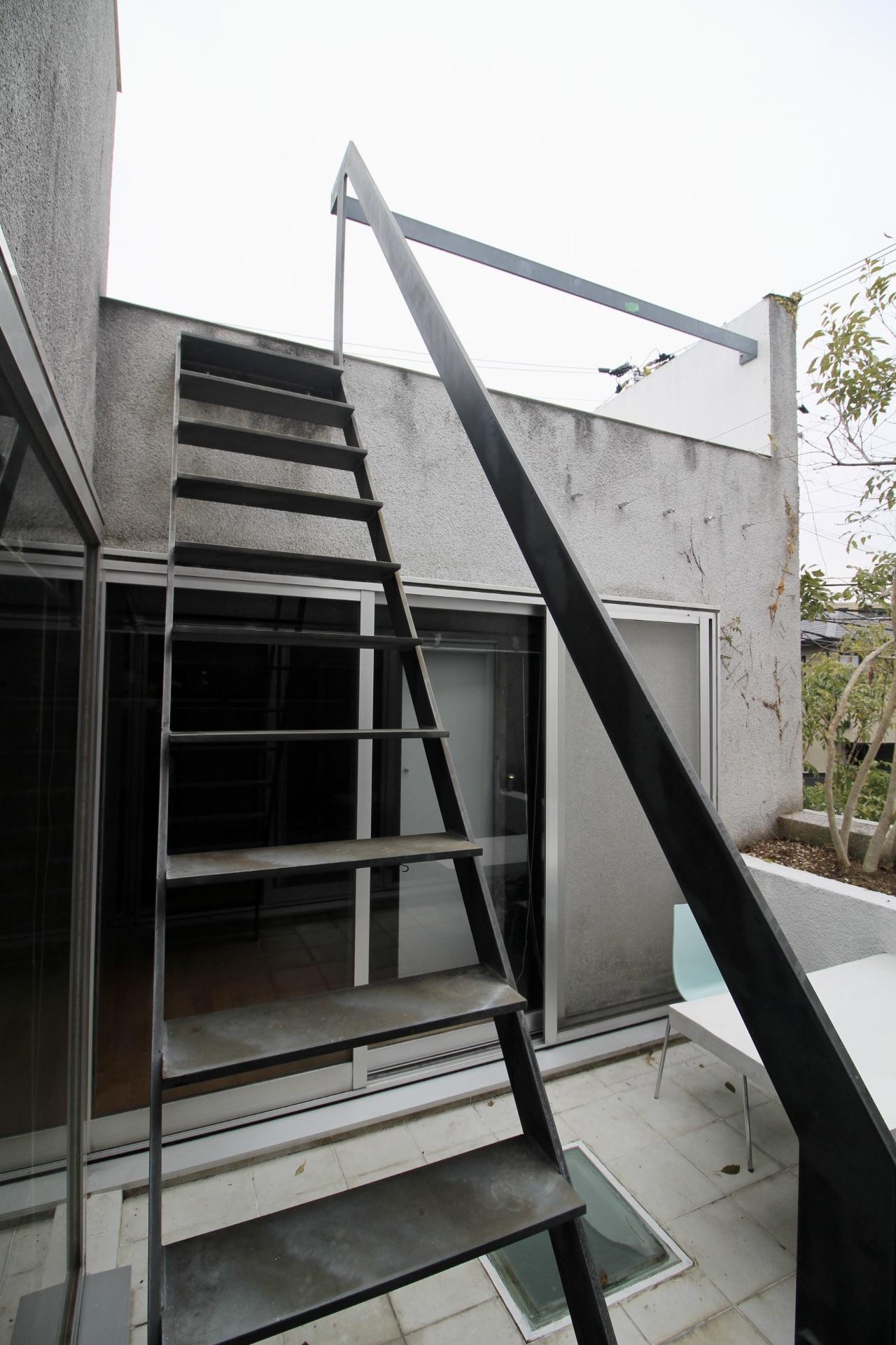 芦屋市西山町の賃貸物件/スタイリッシュなスケルトン階段