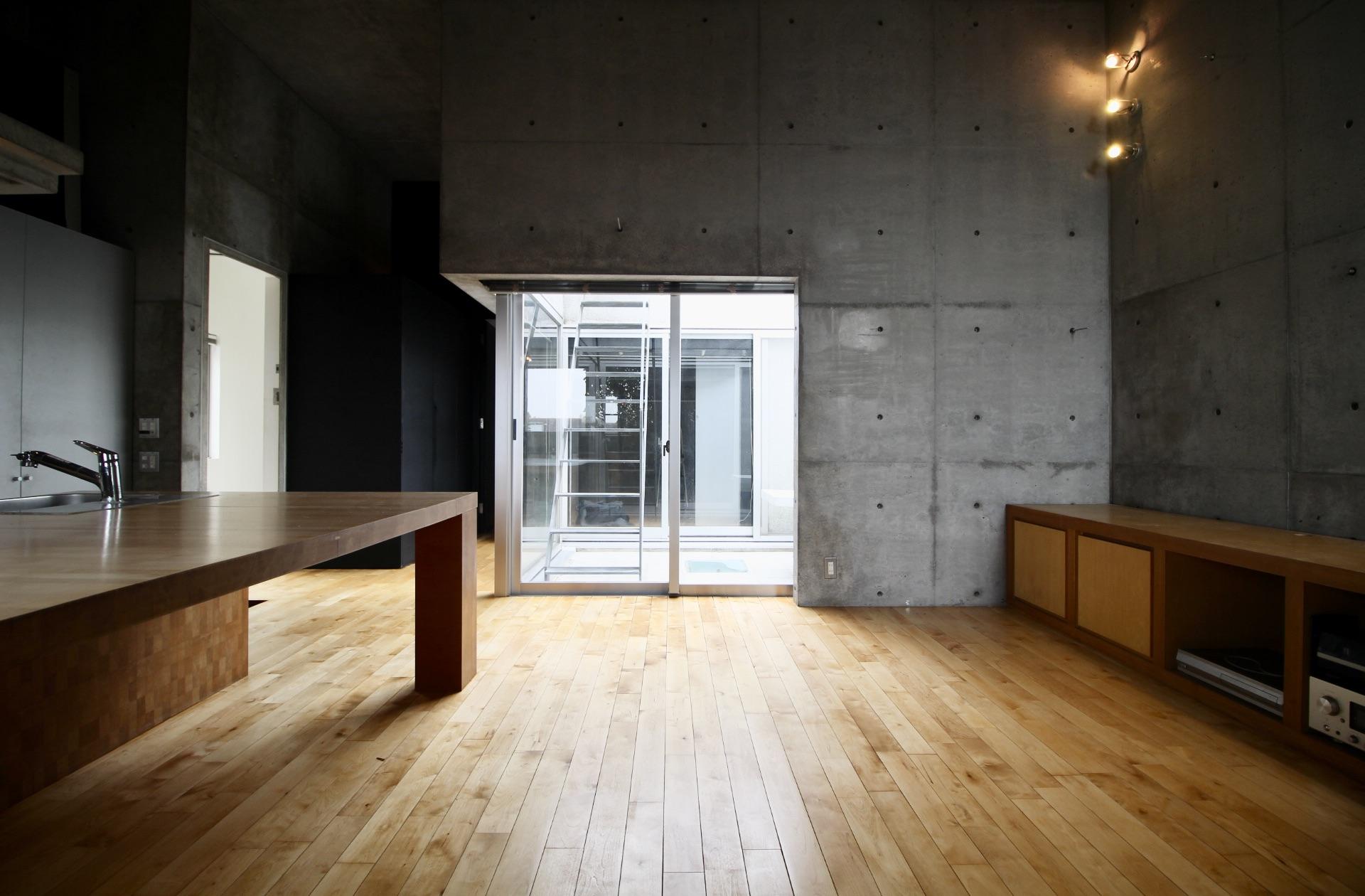 芦屋市西山町の賃貸物件/LDKと繋がるルーフテラスから光が差し込み緑を取り込みます