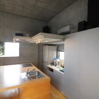 芦屋市西山町の賃貸物件/食器棚等キッチン周りの収納は十分。その上に置かれた立派なオーディオもお使い頂けます。
